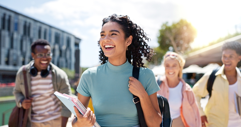 Walking,,Happy,And,Girl,With,Friends,At,University,For,Learning, Marcher, heureux et fille avec des amis à l'université pour apprendre, se lier et parler avec plaisir. Personnes, école et groupe d'étudiants de la gén z qui font des trajets en plein air prêts pour l'éducation sur le campus universitaire.